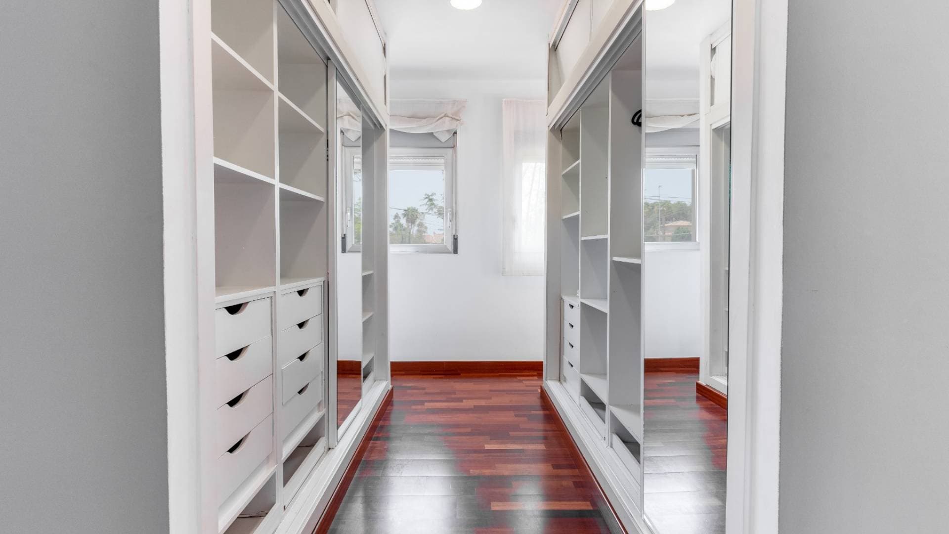 Vestidor de la habitación principal