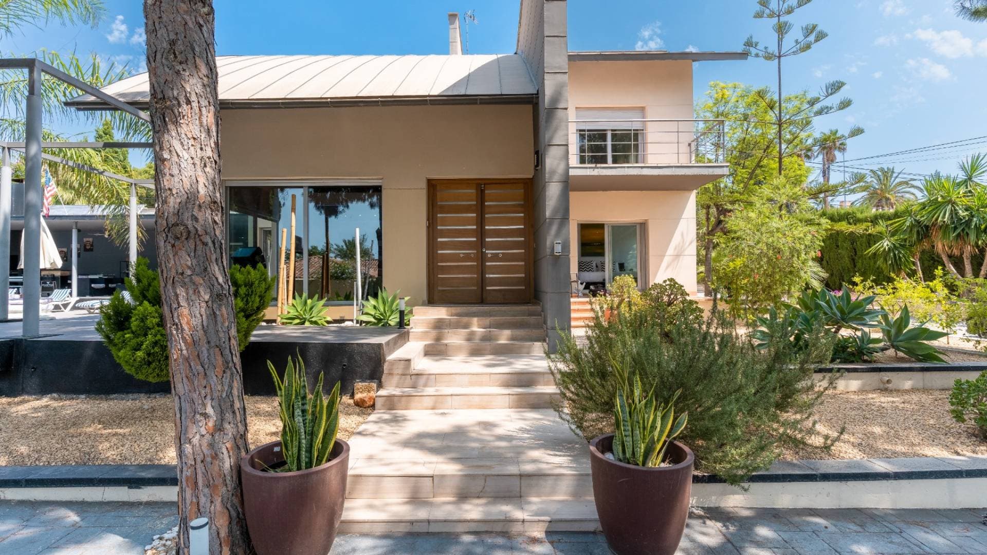 Fachada principal de la villa