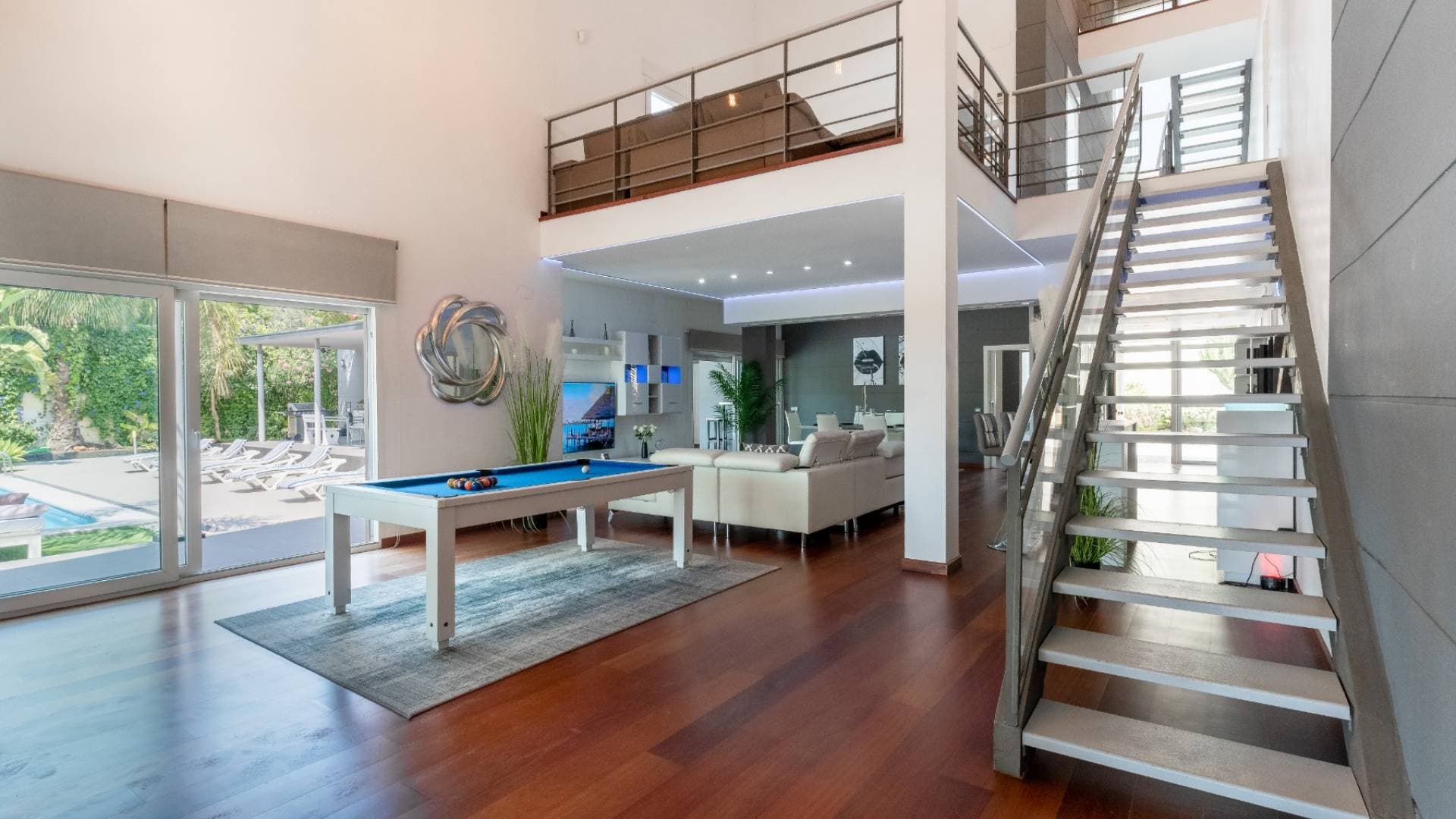 Salón con escaleras