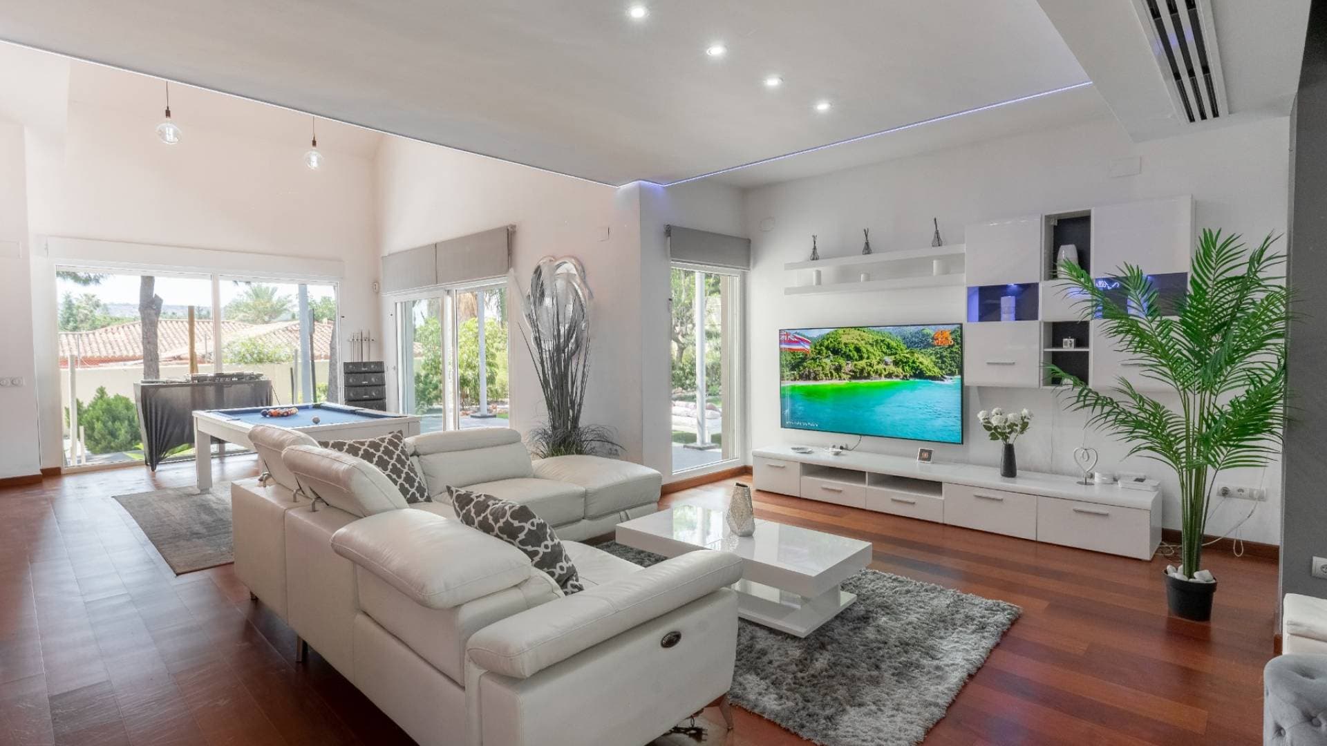 Salón principal con diseño moderno