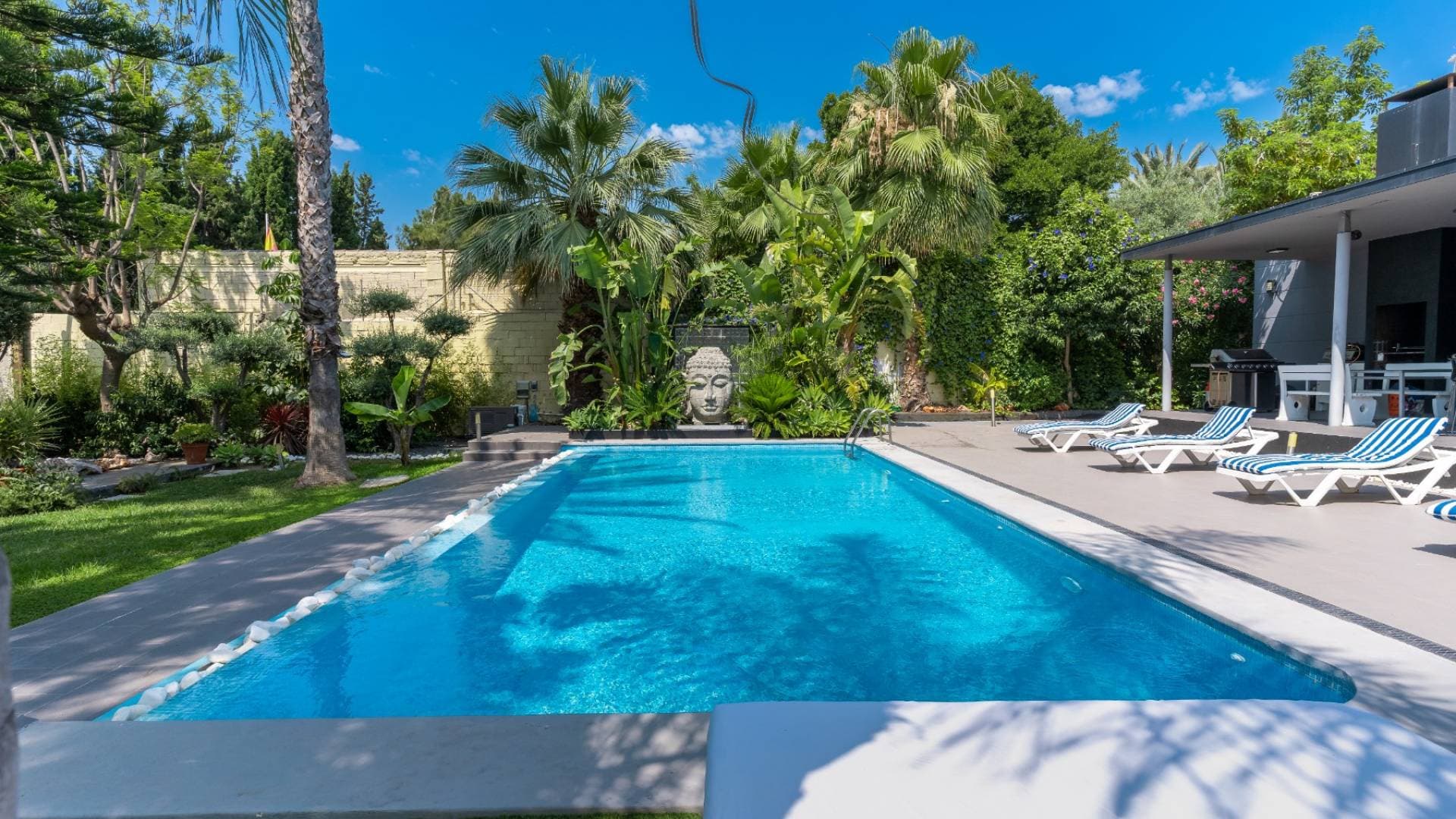 Piscina exterior rodeada de naturaleza