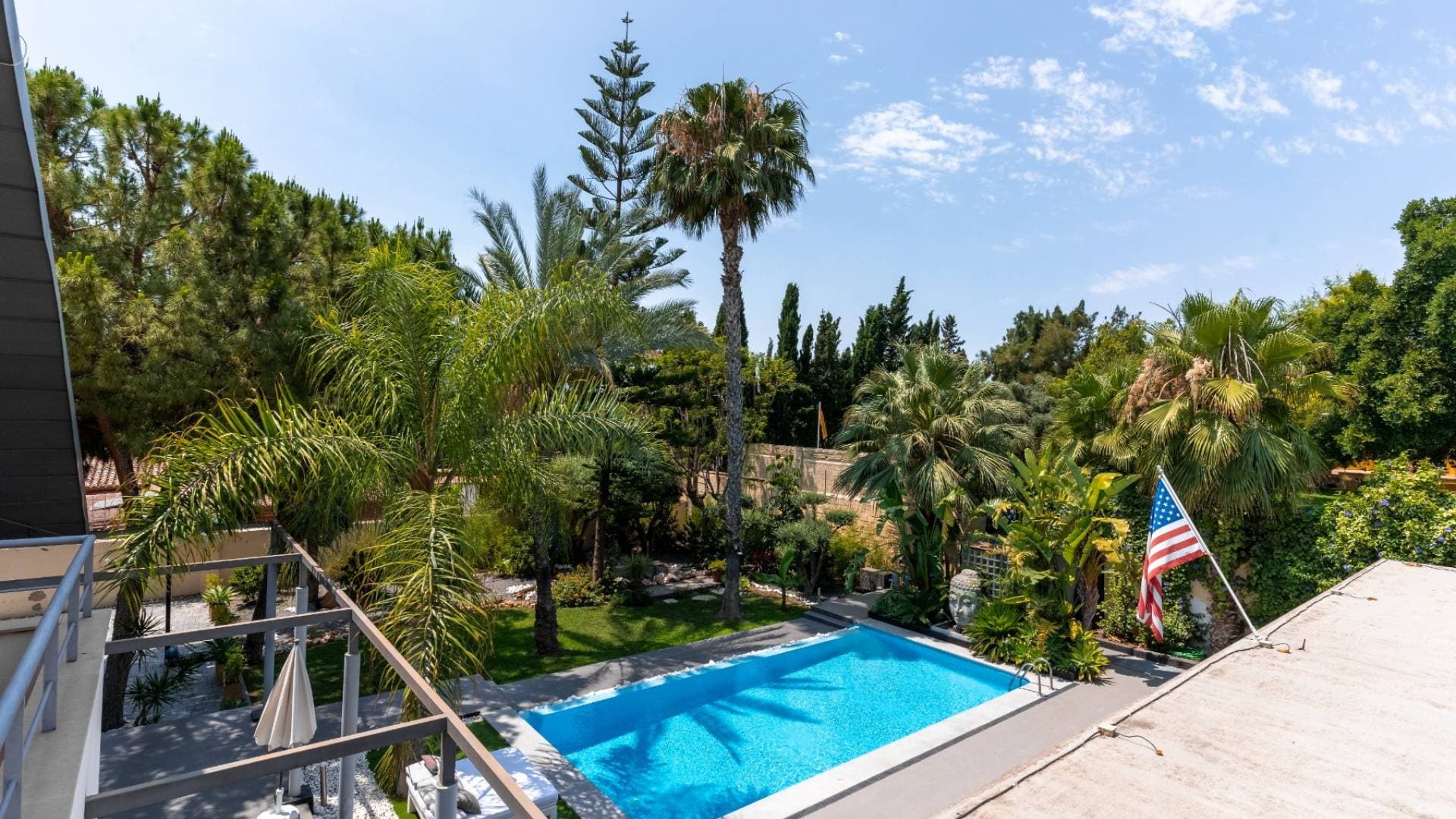 Vista aérea de la piscina y jardines